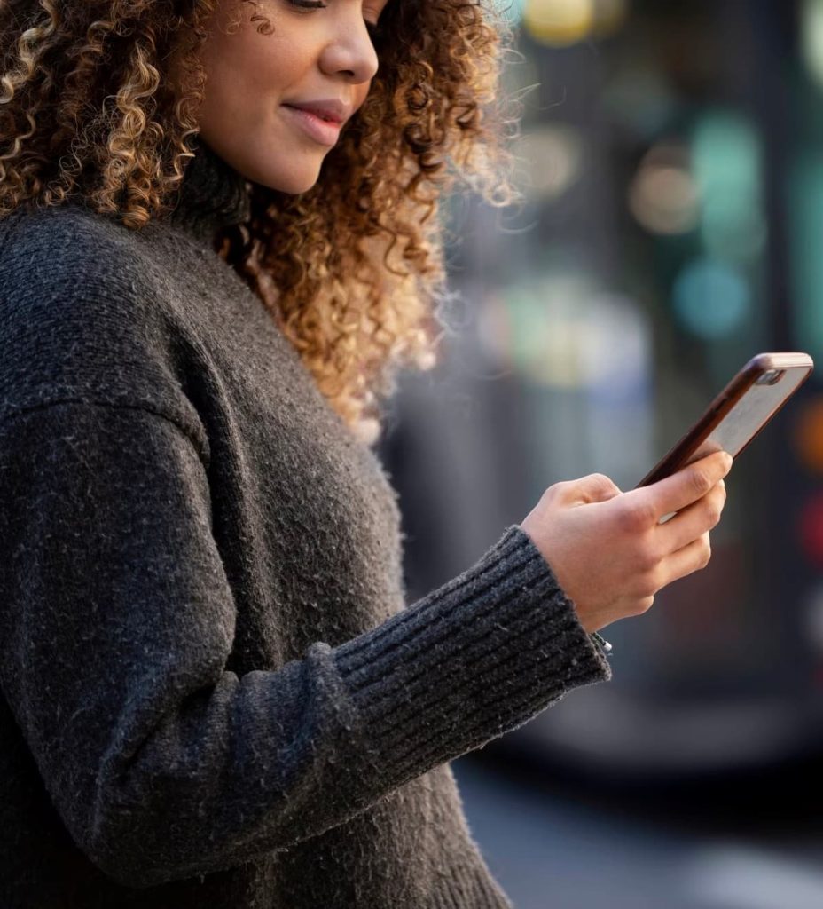 Foto de una persona mirando su teléfono móvil